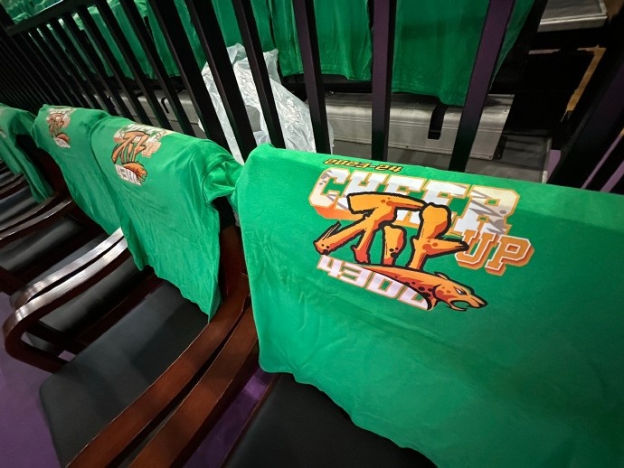 气氛拉满！辽宁体育馆已经铺满绿色加油衫 变身绿色海洋